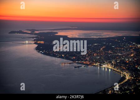 Vlore Stadt in Albanien von oben gesehen bei Sonnenuntergang Stockfoto