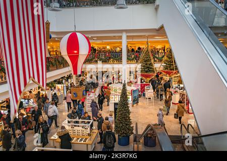 Dublin, November 2019 Menschenmenge, die nach Weihnachtsgeschenken einkauft. Weihnachtsschmuck im Einkaufszentrum Arnotts in der Henry Street Stockfoto
