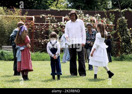 Thomas Sangster, Jennifer Rae Daykin, Sam Honywood, Kirk Jones & Eliza Bennett Film: Nanny McPhee (USA/UK/FR 2005) Charaktere: Simon,Lily Brown, & Tora / Literaturfilmung nach Den 'Nanny Matilda' Büchern (nach den 'Nurse Matilda' Books von Christianna Brand) Regie: Kirk Jones 21 October 2005 **WARNUNG** Dieses Foto ist nur für den redaktionellen Gebrauch bestimmt und unterliegt dem Copyright von UNIVERSAL-BILDERN und/oder dem Fotografen, der von der Film- oder Produktionsfirma beauftragt wurde, und kann nur von Publikationen im Zusammenhang mit der Bewerbung des oben genannten Films reproduziert werden. Eine obligatorische Gutschrift für UNIVERSELLE PI Stockfoto