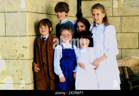 Raphael Coleman, Thomas Sangster, Sam Honywood, Jennifer Rae Daykin, Holly Gibbs & Eliza Bennett Film: Nanny McPhee (USA/UK/FR 2005) Charaktere: Eric Brown,Simon,,Lily Brown,Christianna Brown & Tora / Literaturverfilmung nach Den 'Nanny Matilda' Büchern (basierend auf den 'Nurse Matilda' Books von Christianna Brand) Regie: Kirk Jones 21 October 2005 **WARNUNG** Dieses Foto ist nur für den redaktionellen Gebrauch bestimmt und unterliegt dem Copyright von UNIVERSAL-BILDERN und/oder dem Fotografen, der von der Film- oder Produktionsfirma beauftragt wurde und darf nur von Publikationen im Zusammenhang mit der Bewerbung des reproduziert werden Stockfoto