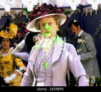 Angela Lansbury Film: Nanny McPhee (USA/UK/FR 2005) Charaktere: Tante Adelaide / Literaturverfilmung nach Den 'Nanny Matilda' Büchern (nach den 'Nurse Matilda' Books von Christianna Brand) Regie: Kirk Jones 21 October 2005 **WARNUNG** Dieses Foto ist nur für den redaktionellen Gebrauch bestimmt und unterliegt dem Copyright von UNIVERSAL-BILDERN und/oder dem Fotografen, der von der Film- oder Produktionsfirma beauftragt wurde, und kann nur von Publikationen im Zusammenhang mit der Bewerbung des oben genannten Films reproduziert werden. Eine obligatorische Gutschrift für UNIVERSELLE BILDER ist erforderlich. Der Fotograf sollte auch bei Bekanntwerden des Fotos gutgeschrieben werden. Nein Stockfoto