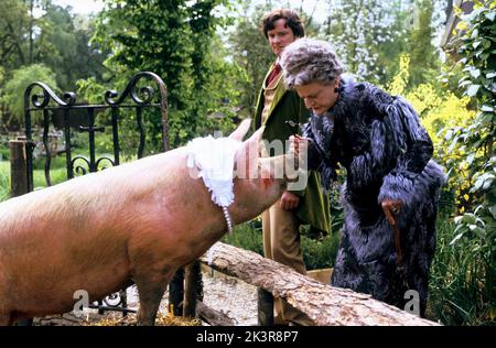 Colin Firth & Angela Lansbury Film: Nanny McPhee (USA/UK/FR 2005) Charaktere: Mr. Brown,Tante Adelaide & / Literaturverfilmung nach Den 'Nanny Matilda' Büchern (nach den 'Nurse Matilda' Books von Christianna Brand) Regie: Kirk Jones 21 October 2005 **WARNUNG** Dieses Foto ist nur für den redaktionellen Gebrauch bestimmt und unterliegt dem Copyright von UNIVERSAL-BILDERN und/oder dem Fotografen, der von der Film- oder Produktionsfirma beauftragt wurde, und kann nur von Publikationen im Zusammenhang mit der Bewerbung des oben genannten Films reproduziert werden. Eine obligatorische Gutschrift für UNIVERSELLE BILDER ist erforderlich. Der Fotograf sollte auch Stockfoto