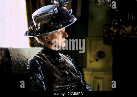 Angela Lansbury Film: Nanny McPhee (USA/UK/FR 2005) Charaktere: Tante Adelaide / Literaturverfilmung nach Den 'Nanny Matilda' Büchern (nach den 'Nurse Matilda' Books von Christianna Brand) Regie: Kirk Jones 21 October 2005 **WARNUNG** Dieses Foto ist nur für den redaktionellen Gebrauch bestimmt und unterliegt dem Copyright von UNIVERSAL-BILDERN und/oder dem Fotografen, der von der Film- oder Produktionsfirma beauftragt wurde, und kann nur von Publikationen im Zusammenhang mit der Bewerbung des oben genannten Films reproduziert werden. Eine obligatorische Gutschrift für UNIVERSELLE BILDER ist erforderlich. Der Fotograf sollte auch bei Bekanntwerden des Fotos gutgeschrieben werden. Nein Stockfoto