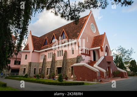 Mai Anh Domaine De Marie Kirche Diözese auf blauem Himmel Hintergrund, versteckt hinter Kiefernästen am sonnigen Tag mit linker Ansicht, in Da Lat, Lam D Stockfoto