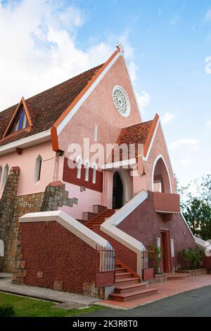 Mai Anh Domaine De Marie Kirche Diözese auf blauem Himmel Hintergrund, an sonnigen Tag mit linker Ansicht, befindet sich in Da Lat, Provinz Lam Dong, Vietnam Stockfoto