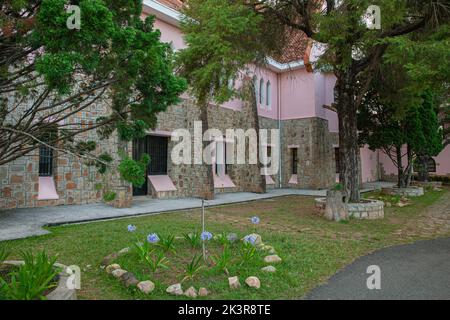 Mai Anh Domaine De Marie Kirchengarten mit Vintage-Fenstern auf Backsteinmauer, in Da Lat, Provinz Lam Dong, Vietnam Stockfoto