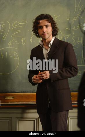 David Krumholtz Fernsehen: Numb3rs; Zahlen (TV-Serie) Charaktere: Charlie Eppes USA 2005-2010, / 2. Staffel, Saison 2 / Folge 2,01: 'Judgection Call' 23. September 2005 **WARNUNG** Dieses Foto ist nur für redaktionelle Verwendung bestimmt und unterliegt dem Copyright von CBS und/oder des Fotografen, der von der Film- oder Produktionsfirma beauftragt wurde und darf nur von Publikationen im Zusammenhang mit der Bewerbung des oben genannten Films reproduziert werden. Eine obligatorische Gutschrift an CBS ist erforderlich. Der Fotograf sollte auch bei Bekanntwerden des Fotos gutgeschrieben werden. Ohne schriftliche Genehmigung der Film Company kann keine kommerzielle Nutzung gewährt werden. Stockfoto