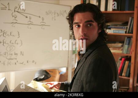 David Krumholtz Fernsehen: Numb3rs; Zahlen (TV-Serie) Charaktere: Charlie Eppes USA 2005-2010, / 1. Staffel, Saison 1 / Folge 1,05: „Hauptverdächtiger“ 23. Januar 2005 **WARNUNG** Dieses Foto ist nur für redaktionelle Zwecke bestimmt und unterliegt dem Copyright von CBS und/oder des Fotografen, der von der Film- oder Produktionsfirma beauftragt wurde, und kann nur von Publikationen im Zusammenhang mit der Bewerbung des oben genannten Films reproduziert werden. Eine obligatorische Gutschrift an CBS ist erforderlich. Der Fotograf sollte auch bei Bekanntwerden des Fotos gutgeschrieben werden. Ohne schriftliche Genehmigung der Film Company kann keine kommerzielle Nutzung gewährt werden. Stockfoto