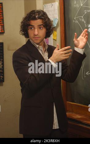 David Krumholtz Fernsehen: Numb3rs; Zahlen (TV-Serie) Charaktere: Charlie Eppes USA 2005-2010, / 2. Staffel, Saison 2 / Folge 2,01: 'Judgection Call' 23. September 2005 **WARNUNG** Dieses Foto ist nur für redaktionelle Verwendung bestimmt und unterliegt dem Copyright von CBS und/oder des Fotografen, der von der Film- oder Produktionsfirma beauftragt wurde und darf nur von Publikationen im Zusammenhang mit der Bewerbung des oben genannten Films reproduziert werden. Eine obligatorische Gutschrift an CBS ist erforderlich. Der Fotograf sollte auch bei Bekanntwerden des Fotos gutgeschrieben werden. Ohne schriftliche Genehmigung der Film Company kann keine kommerzielle Nutzung gewährt werden. Stockfoto