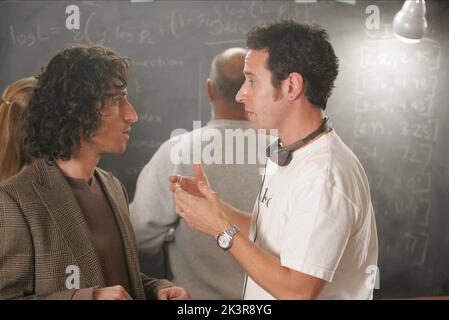 David Krumholtz & Rob Morrow Television: Numb3rs; Numbers (TV-Serie) USA 2005-2010, / 2. Staffel, Saison 2 / Folge 2,18: 'All'S Fair' 23. September 2005 **WARNUNG** Dieses Foto ist nur für redaktionelle Verwendung bestimmt und unterliegt dem Copyright von CBS und/oder dem Fotografen, der von der Film- oder Produktionsfirma beauftragt wurde, und kann nur von Publikationen im Zusammenhang mit der Bewerbung des oben genannten Films reproduziert werden. Eine obligatorische Gutschrift an CBS ist erforderlich. Der Fotograf sollte auch bei Bekanntwerden des Fotos gutgeschrieben werden. Ohne schriftliche Genehmigung der Film Company kann keine kommerzielle Nutzung gewährt werden. Stockfoto