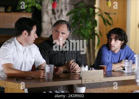 Rob Morrow, Judd Hirsch & David Krumholtz Fernsehen: Numb3rs; Zahlen (TV-Serie) Charaktere: Don Eppes, Alan Eppes, Charlie Eppes USA 2005-2010, / 1. Staffel, Saison 1 23. Januar 2005 **WARNUNG** Dieses Foto ist nur für redaktionelle Zwecke bestimmt und unterliegt dem Copyright von CBS und/oder des Fotografen, der von der Film- oder Produktionsfirma beauftragt wurde, und kann nur von Publikationen im Zusammenhang mit der Bewerbung des oben genannten Films reproduziert werden. Eine obligatorische Gutschrift an CBS ist erforderlich. Der Fotograf sollte auch bei Bekanntwerden des Fotos gutgeschrieben werden. Ohne schriftliche Genehmigung der Film Co. Kann keine kommerzielle Nutzung gewährt werden Stockfoto