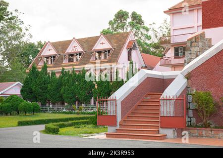 Mai Anh Domaine De Marie Kirchengarten mit Vintage-Fenstern auf Backsteinmauer, in Da Lat, Provinz Lam Dong, Vietnam Stockfoto