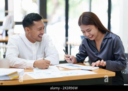 Zwei asiatische Fondmanager Brainstorming neues Business-Projekt Finanzierung Investitionskonzept Stockfoto