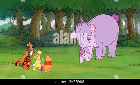 Tigger, Kaninchen, Ferkel, Kanga, Roo, „Winnie the Pooh“, „Mama Heffalump“ & „Lumpy“ Film: „Pooh'S Heffalump“ Film (USA 2005) Charaktere: „Kaninchen“, „Schweinchen“, „Kanga“, „Roo“, „Winnie the Pooh“ und „Lumpy“ Regie: Frank Nissen 10. Februar 2005 **WARNUNG** Dieses Foto ist nur für redaktionelle Zwecke bestimmt und unterliegt dem Copyright von DISNEY und/oder dem von der Film- oder Produktionsfirma beauftragten Fotografen und kann nur von Publikationen im Zusammenhang mit der Bewerbung des oben genannten Films reproduziert werden. Eine obligatorische Gutschrift an DISNEY ist erforderlich. Der Fotograf sollte auch bei Bekanntwerden des Fotos gutgeschrieben werden. Es kann keine kommerzielle Nutzung gewährt werden Stockfoto