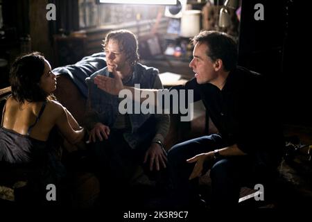 Rosario Dawson, Adam Pascal & Chris Columbus Film: Rent (2005) Charaktere: Mimi Marquez,Roger Davis & Angry man in Car (nicht im Guthaben) Regie: Chris Columbus 23 November 2005 **WARNUNG** Dieses Foto ist nur für redaktionelle Zwecke bestimmt und unterliegt dem Copyright von SONY und/oder dem Fotografen, der von der Film- oder Produktionsfirma beauftragt wurde, und kann nur von Publikationen im Zusammenhang mit der Bewerbung des oben genannten Films reproduziert werden. Eine obligatorische Gutschrift an SONY ist erforderlich. Der Fotograf sollte auch bei Bekanntwerden des Fotos gutgeschrieben werden. Ohne schriftliche Genehmigung der Film Company kann keine kommerzielle Nutzung gewährt werden. Stockfoto