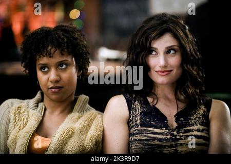 Tracie Thoms & Idina Menzel Film: Rent (2005) Charaktere: Joanne Jefferson & Maureen Johnson Regie: Chris Columbus 23 November 2005 **WARNUNG** Dieses Foto ist nur für redaktionelle Zwecke bestimmt und unterliegt dem Copyright von SONY und/oder dem Fotografen, der von der Film- oder Produktionsfirma beauftragt wurde, und kann nur von Publikationen im Zusammenhang mit der Bewerbung des oben genannten Films reproduziert werden. Eine obligatorische Gutschrift an SONY ist erforderlich. Der Fotograf sollte auch bei Bekanntwerden des Fotos gutgeschrieben werden. Ohne schriftliche Genehmigung der Film Company kann keine kommerzielle Nutzung gewährt werden. Stockfoto