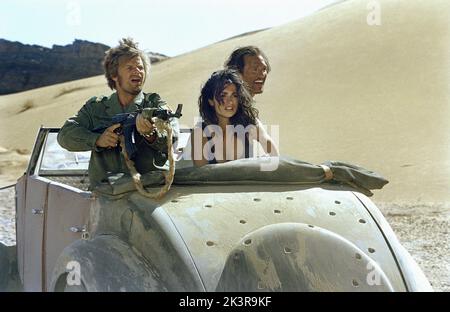 Steve Zahn, Penelope Cruz & Matthew McConaughey Film: Sahara (USA/UK/E/DE 2005) Charaktere: Al Giordino,Eva Rojas & Dirk Pitt Regie: Breck Eisner 04. April 2005 **WARNUNG** Dieses Foto ist nur für redaktionelle Zwecke bestimmt und unterliegt dem Copyright von PARAMOUNT und/oder des Fotografen, der von der Film- oder Produktionsfirma beauftragt wurde, und kann nur von Publikationen im Zusammenhang mit der Bewerbung des oben genannten Films reproduziert werden. Eine obligatorische Gutschrift an PARAMOUNT ist erforderlich. Der Fotograf sollte auch bei Bekanntwerden des Fotos gutgeschrieben werden. Ohne schriftliche Genehmigung der Film Company kann keine kommerzielle Nutzung gewährt werden. Stockfoto