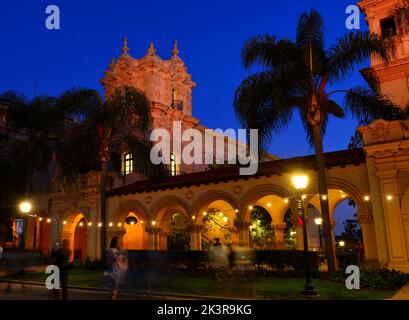 Der Balboa Park in San Diego mit seinen wunderschönen Lichtern und architektonischen Gebäuden, die nachts eingefangen wurden Stockfoto