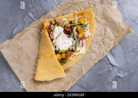 Pfannkuchen mit Bechamel-Creme und Speck, Kartoffeln und Zwiebeln - Crepe ist französische Küche mit Blick von oben Stockfoto