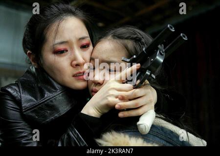 Yeong-AE Lee & Hye-Jeong Kang Film: Sympathy for Lady Vengeance; Chinjeolhan Geumjassi (Kor 2005) Charaktere: Geum-ja Lee & TV-Sprecher Regie: Chan-Wook Park 29 July 2005 **WARNUNG** Dieses Foto ist nur für den redaktionellen Gebrauch bestimmt und unterliegt dem Copyright von CJ ENTERTAINMENT und/oder des Fotografen, der von der Film- oder Produktionsfirma beauftragt wurde und darf nur durch Publikationen im Zusammenhang mit der Bewerbung des oben genannten Films reproduziert werden. Eine obligatorische Gutschrift an CJ ENTERTAINMENT ist erforderlich. Der Fotograf sollte auch bei Bekanntwerden des Fotos gutgeschrieben werden. Ohne schriftliche Genehmigung kann keine kommerzielle Nutzung gewährt werden Stockfoto