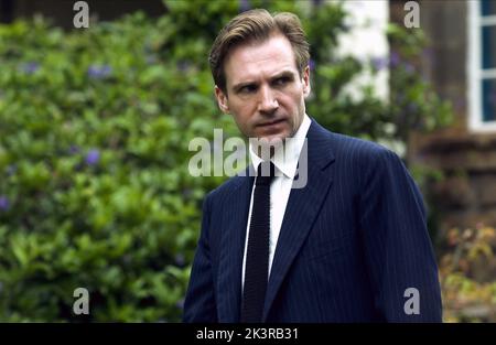 Ralph Fiennes Film: The Constant Gardener (UK/USA/DEU/CHN 2005) Charaktere: Justin Quayle Regie: Fernando Meirelles 31. August 2005 **WARNUNG** Dieses Foto ist nur für den redaktionellen Gebrauch bestimmt und unterliegt dem Copyright von FOCUS FEATURES und/oder dem Fotografen, der von der Film- oder Produktionsfirma beauftragt wurde und kann nur durch Publikationen im Zusammenhang mit der Bewerbung des oben genannten Films reproduziert werden. Eine obligatorische Gutschrift für DIE FOKUSSIERUNG VON FUNKTIONEN ist erforderlich. Der Fotograf sollte auch bei Bekanntwerden des Fotos gutgeschrieben werden. Ohne schriftliche Genehmigung der Film Company kann keine kommerzielle Nutzung gewährt werden. Stockfoto