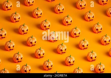 Halloween Kürbisse Muster auf einem orangen Hintergrund. 3D isometrisches Rendern Stockfoto