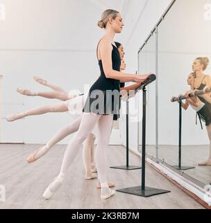 Ballettaufführung, Tanztraining und Frauen mit starken Beinen für den kreativen Unterricht, Kontrollfüße im Spiegel in der Schule und Tanz im Studio. Ballerina Stockfoto