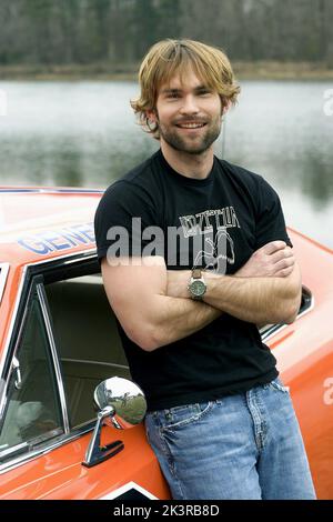 Seann William Scott Film: The Dukes of Hazzard (USA/AUS 2005) Charaktere: Bo Duke / 1969 Dodge Charger Regie: Jay Chandrasekhar 27 July 2005 **WARNUNG** Dieses Foto ist nur für den redaktionellen Gebrauch bestimmt und unterliegt dem Copyright von WARNER BROS. Und/oder des Fotografen, der von der Film- oder Produktionsfirma beauftragt wurde und nur durch Publikationen im Zusammenhang mit der Bewerbung des oben genannten Films reproduziert werden kann. Eine obligatorische Gutschrift an WARNER BROS. Ist erforderlich. Der Fotograf sollte auch bei Bekanntwerden des Fotos gutgeschrieben werden. Ohne schriftliche Genehmigung der Film Company kann keine kommerzielle Nutzung gewährt werden. Stockfoto