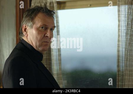 Tom Wilkinson Film: The Exorcism of Emily Rose (USA 2005) Charaktere: Father Moore Regie: Scott Derrickson 01. September 2005 **WARNUNG** Dieses Foto ist nur für redaktionelle Zwecke bestimmt und unterliegt dem Copyright von SCREEN GEMS und/oder dem Fotografen, die von der Film- oder Produktionsfirma beauftragt wurden.Es kann nur von Publikationen im Zusammenhang mit der Bewerbung des oben genannten Films reproduziert werden. Eine obligatorische Gutschrift für DIE ANZEIGE VON EDELSTEINEN ist erforderlich. Der Fotograf sollte auch bei Bekanntwerden des Fotos gutgeschrieben werden. Ohne schriftliche Genehmigung der Film Company kann keine kommerzielle Nutzung gewährt werden. Stockfoto