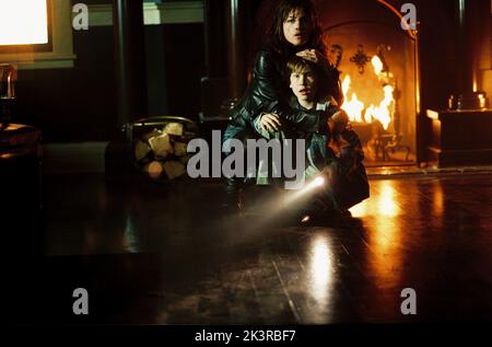 Selma Blair & Cole Heppell Film: Der Nebel (2005) Charaktere: Stevie Wayne & Andy Wayne Regie: Rupert Wainwright 14 October 2005 **WARNUNG** Dieses Foto ist nur für den redaktionellen Gebrauch bestimmt und unterliegt dem Copyright der VON der Film- oder Produktionsfirma beauftragten BILDER VON SONY und/oder des Fotografen und kann nur durch Publikationen im Zusammenhang mit der Bewerbung des oben genannten Films reproduziert werden. Eine obligatorische Gutschrift für BILDER VON SONY ist erforderlich. Der Fotograf sollte auch bei Bekanntwerden des Fotos gutgeschrieben werden. Ohne schriftliche Genehmigung der Film Company kann keine kommerzielle Nutzung gewährt werden. Stockfoto