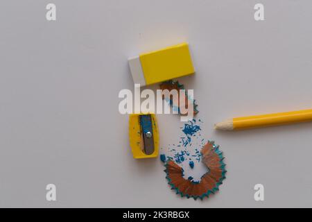 Draufsicht auf Schreibwaren, Back-to-School-Konzept, Schulbedarf Stockfoto