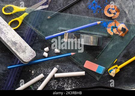 Draufsicht auf Schreibwaren, Back-to-School-Konzept, Schulbedarf Stockfoto