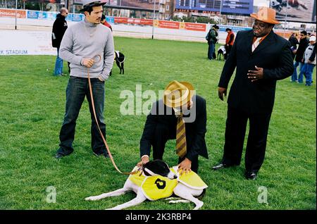 John Leguizamo, Mike Epps & Cedric The Entertainer Film: The Honeymooners (USA/DE 2005) Charaktere: Dodge,Ed Norton & Ralph Kramden Regie: John Schultz 08 June 2005 **WARNUNG** Dieses Foto ist nur für redaktionelle Zwecke bestimmt und unterliegt dem Copyright von PARAMOUNT PICTURES und/oder des Fotografen, der von der Film- oder Produktionsfirma beauftragt wurde und darf nur von Publikationen im Zusammenhang mit der Bewerbung des oben genannten Films reproduziert werden. Eine obligatorische Gutschrift für PARAMOUNT-BILDER ist erforderlich. Der Fotograf sollte auch bei Bekanntwerden des Fotos gutgeschrieben werden. Ohne schriftliche Genehmigung kann keine kommerzielle Nutzung gewährt werden Stockfoto