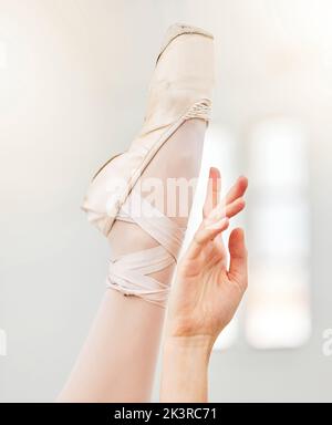 Füße der Tänzerin, Lederballettschuhe mit Händen, ruhige Ballerina, Nahaufnahme im Studio. Training Performance Gnade, professionelle Tanz Mädchen und Kunst Stockfoto