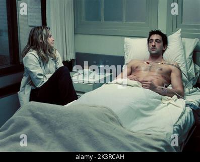 Jennifer Jason Leigh & Adrien Brody Film: The Jacket (2005) Charaktere: Dr. Beth Lorenson & Jack Starks Regie: John Maybury 23 January 2005 **WARNUNG** Dieses Foto ist nur für redaktionelle Zwecke bestimmt und unterliegt dem Copyright von WARNER BROS und/oder des Fotografen, der von der Film- oder Produktionsfirma beauftragt wurde, und kann nur von Publikationen im Zusammenhang mit der Bewerbung des oben genannten Films reproduziert werden. Eine obligatorische Gutschrift an WARNER BROS ist erforderlich. Der Fotograf sollte auch bei Bekanntwerden des Fotos gutgeschrieben werden. Ohne schriftliche Genehmigung der Film Company kann keine kommerzielle Nutzung gewährt werden. Stockfoto