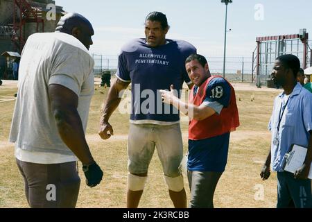 Bob Sapp, Dalip Singh, Adam Sandler & Chris Rock Film: The Longest Yard (USA 2005) Charaktere: Switowski, Turley, Paul Crewe & Caretaker Regie: Peter Segal 19 May 2005 **WARNUNG** Dieses Foto ist nur für redaktionelle Zwecke bestimmt und unterliegt dem Copyright von COLUMBIA PICTURES und/oder des Fotografen, der von der Film- oder Produktionsfirma beauftragt wurde und darf nur von Publikationen im Zusammenhang mit der Bewerbung des oben genannten Films reproduziert werden. Eine obligatorische Gutschrift für COLUMBIA PICTURES ist erforderlich. Der Fotograf sollte auch bei Bekanntwerden des Fotos gutgeschrieben werden. Eine kommerzielle Nutzung kann ohne schriftliche Genehmigung von nicht gewährt werden Stockfoto