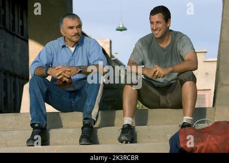 Burt Reynolds & Adam Sandler Film: The Longest Yard (USA 2005) Charaktere: Coach Nate Scarborough & Paul Crewe Regie: Peter Segal 19 May 2005 **WARNUNG** Dieses Foto ist nur für redaktionelle Zwecke bestimmt und unterliegt dem Copyright von COLUMBIA PICTURES und/oder des Fotografen, der von der Film- oder Produktionsfirma beauftragt wurde und darf nur von Publikationen im Zusammenhang mit der Bewerbung des oben genannten Films reproduziert werden. Eine obligatorische Gutschrift für COLUMBIA PICTURES ist erforderlich. Der Fotograf sollte auch bei Bekanntwerden des Fotos gutgeschrieben werden. Ohne schriftliche Genehmigung der Film Company kann keine kommerzielle Nutzung gewährt werden. Stockfoto