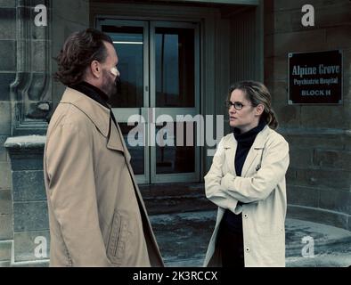 Kris Kristofferson & Jennifer Jason Leigh Film: The Jacket (2005) Charaktere: Dr. Thomas Becker & Dr. Beth Lorenson Regie: John Maybury 23 January 2005 **WARNUNG** Dieses Foto ist nur für redaktionelle Zwecke bestimmt und unterliegt dem Copyright von WARNER BROS und/oder des Fotografen, der von der Film- oder Produktionsfirma beauftragt wurde, und kann nur von Publikationen im Zusammenhang mit der Bewerbung des oben genannten Films reproduziert werden. Eine obligatorische Gutschrift an WARNER BROS ist erforderlich. Der Fotograf sollte auch bei Bekanntwerden des Fotos gutgeschrieben werden. Ohne schriftliche Genehmigung der Film Company kann keine kommerzielle Nutzung gewährt werden. Stockfoto