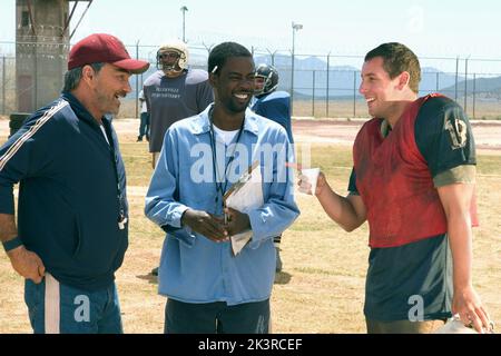 Burt Reynolds, Chris Rock & Adam Sandler Film: The Longest Yard (USA 2005) Charaktere: Coach Nate Scarborough,Hausmeister & Paul Crewe Regie: Peter Segal 19 May 2005 **WARNUNG** Dieses Foto ist nur für redaktionelle Zwecke bestimmt und unterliegt dem Copyright von COLUMBIA PICTURES und/oder des Fotografen, der von der Film- oder Produktionsfirma beauftragt wurde und darf nur von Publikationen im Zusammenhang mit der Bewerbung des oben genannten Films reproduziert werden. Eine obligatorische Gutschrift für COLUMBIA PICTURES ist erforderlich. Der Fotograf sollte auch bei Bekanntwerden des Fotos gutgeschrieben werden. Ohne schriftliche Genehmigung von t kann keine kommerzielle Nutzung gewährt werden Stockfoto