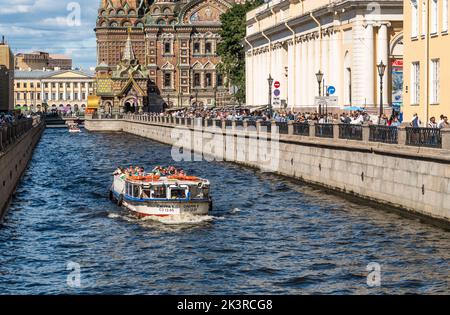 Blick entlang des Griboedow-Kanals, mit der Kirche unseres Erlösers auf dem vergossenen Blut im Hintergrund, Sankt Petersburg, Russland Stockfoto