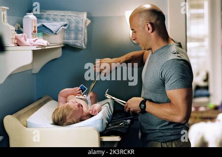 Luke Or Bo Vink & Vin Diesel Film: The Pacifier (2005) Charaktere: & Shane Wolfe Regie: Adam Shankman 01 March 2005 **WARNUNG** Dieses Foto ist nur für redaktionelle Zwecke bestimmt und unterliegt dem Copyright von DISNEY und/oder dem von der Film- oder Produktionsfirma beauftragten Fotografen und kann nur von Publikationen im Zusammenhang mit der Bewerbung des oben genannten Films reproduziert werden. Eine obligatorische Gutschrift an DISNEY ist erforderlich. Der Fotograf sollte auch bei Bekanntwerden des Fotos gutgeschrieben werden. Ohne schriftliche Genehmigung der Film Company kann keine kommerzielle Nutzung gewährt werden. Stockfoto