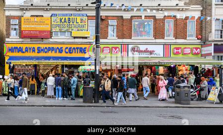 Punjabi, indische und asiatische Geschäfte und Menschen einkaufen in Southall High Street, Southall, West London, England, Großbritannien Stockfoto