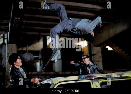 Tony Jaa Film: The Protector; Tom Yum Goong; Warrior King (THA/HK/USA 2005) Charaktere: Kham Regie: Prachya Pinkaew 11. August 2005 **WARNUNG** Dieses Foto ist nur für redaktionelle Zwecke bestimmt und unterliegt dem Copyright der FIRMA WEINSTEIN und/oder des Fotografen, der von der Film- oder Produktionsfirma beauftragt wurde, und kann nur durch Publikationen im Zusammenhang mit der Bewerbung des oben genannten Films reproduziert werden. Eine obligatorische Gutschrift an DIE FIRMA WEINSTEIN ist erforderlich. Der Fotograf sollte auch bei Bekanntwerden des Fotos gutgeschrieben werden. Ohne schriftliche Genehmigung der Film Company kann keine kommerzielle Nutzung gewährt werden. Stockfoto