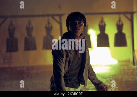 Tony Jaa Film: The Protector; Tom Yum Goong; Warrior King (THA/HK/USA 2005) Charaktere: Kham Regie: Prachya Pinkaew 11. August 2005 **WARNUNG** Dieses Foto ist nur für redaktionelle Zwecke bestimmt und unterliegt dem Copyright der FIRMA WEINSTEIN und/oder des Fotografen, der von der Film- oder Produktionsfirma beauftragt wurde, und kann nur durch Publikationen im Zusammenhang mit der Bewerbung des oben genannten Films reproduziert werden. Eine obligatorische Gutschrift an DIE FIRMA WEINSTEIN ist erforderlich. Der Fotograf sollte auch bei Bekanntwerden des Fotos gutgeschrieben werden. Ohne schriftliche Genehmigung der Film Company kann keine kommerzielle Nutzung gewährt werden. Stockfoto