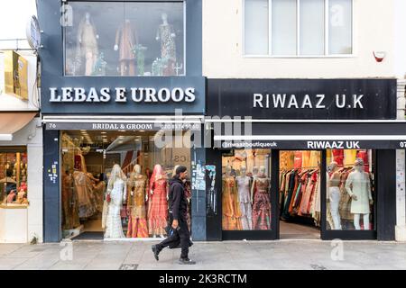 Punjabi, indische und asiatische Geschäfte und Menschen einkaufen in Southall High Street, Southall, West London, England, Großbritannien Stockfoto