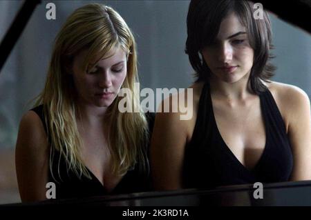 Elisha Cuthbert & Camilla Belle Film: The Quiet (2005) Charaktere: Nina Deer & Dot Regie: Jamie Babbit 12 September 2005 **WARNUNG** Dieses Foto ist nur für redaktionelle Verwendung bestimmt und unterliegt dem Copyright von SONY PICTURE CLASSICS und/oder dem von der Film- oder Produktionsfirma beauftragten Fotografen und kann nur von Publikationen im Zusammenhang mit der Bewerbung des oben genannten Films reproduziert werden. Eine obligatorische Gutschrift für SONY PICTURE CLASSICS ist erforderlich. Der Fotograf sollte auch bei Bekanntwerden des Fotos gutgeschrieben werden. Ohne schriftliche Genehmigung der Film Company kann keine kommerzielle Nutzung gewährt werden. Stockfoto