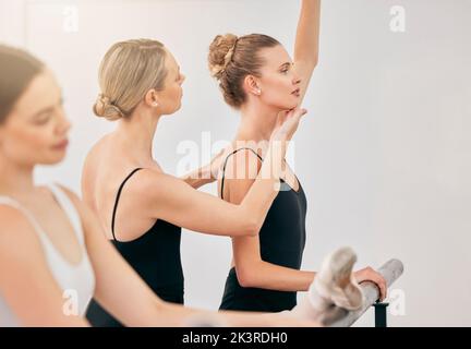 Ballett, Tanz und Lernen mit einem Lehrer und Schüler in einer Klasse für Training und Performance. Tanzen, Kunst und kreativ mit einer Tänzerin und Stockfoto