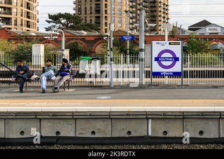 Personen, die auf dem Bahnsteig am Bahnhof Southall, Elizabeth Line, Southall, London, England, VEREINIGTES KÖNIGREICH Stockfoto