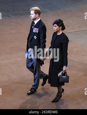 Prinz Harry und Meghan Markle halten Hände, Herzog und Herzogin von Sussex, Gottesdienst für die Ankunft von Königin Elisabeth II. Sarg im Palace of Westminster Stockfoto
