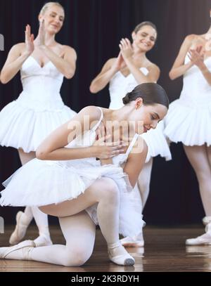 Ballett, Tanz und Kunst mit einer Ballerina oder Tänzerin, die während einer Aufführung, eines Rezital oder einer Probe auf einer Theaterbühne tanzt. Kreativ, Künstler und Stockfoto